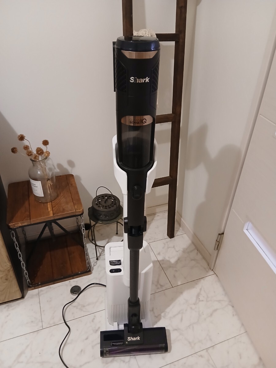 【美品・完動品】Shark シャーク CleanSense iQ IW3241JBK 自動ゴミ収集ドック付属 コードレス スティッククリーナー