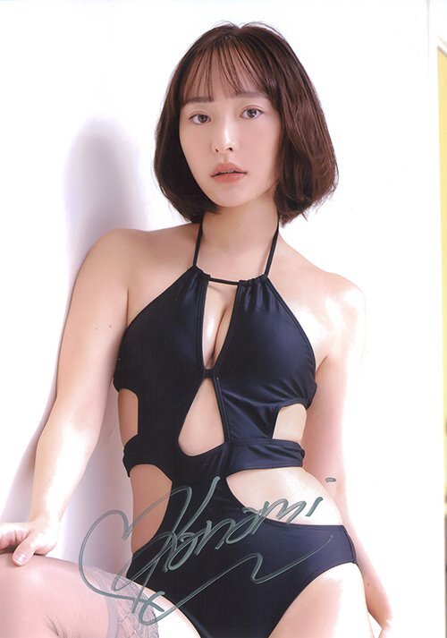 高崎かなみ　A4サイズ直筆サイン入り生寫(xiě)真　(黒水著A)/HIT'S 250709-808