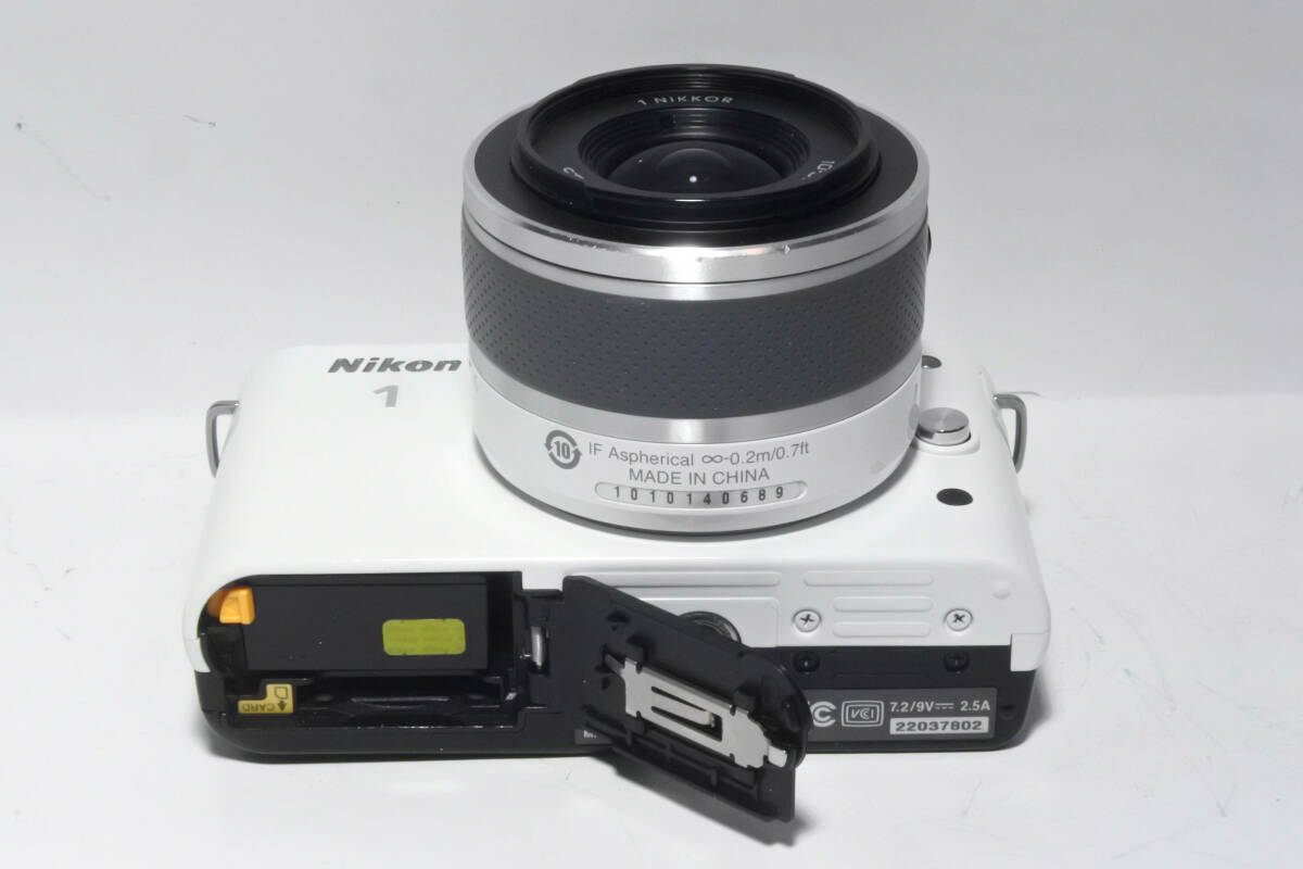 美品☆Nikon1 J1 +ズームレンズ付+バッテリー+充電器付き☆★