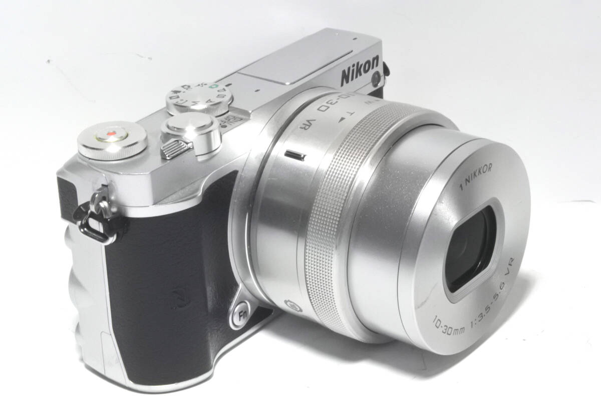 ☆Nikon1 J5 +PD-ZOOMレンズ+バッテリー+充電器付き☆★