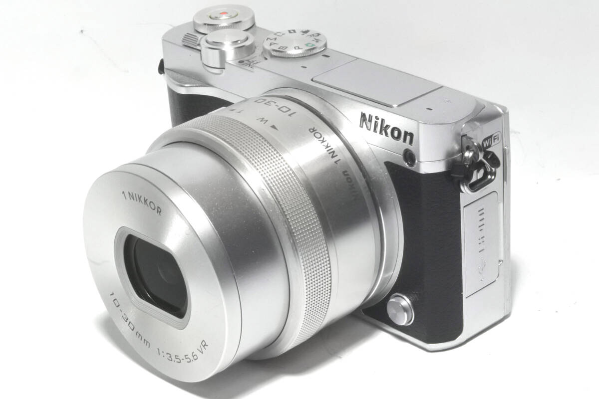 ☆Nikon1 J5 +PD-ZOOMレンズ+バッテリー+充電器付き☆★