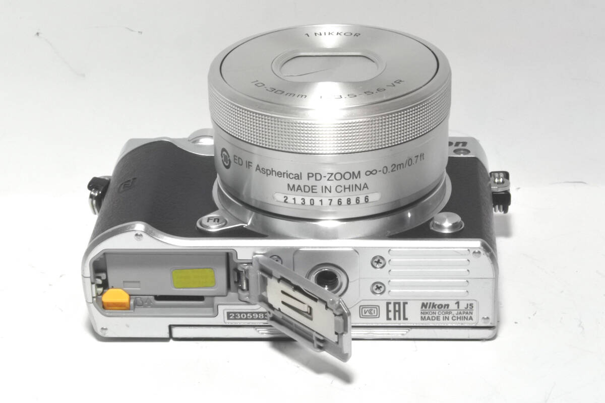☆Nikon1 J5 +PD-ZOOMレンズ+バッテリー+充電器付き☆★