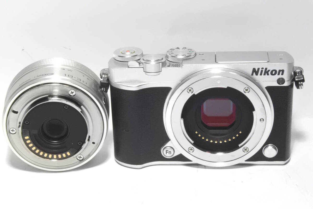 ☆Nikon1 J5 +PD-ZOOMレンズ+バッテリー+充電器付き☆★