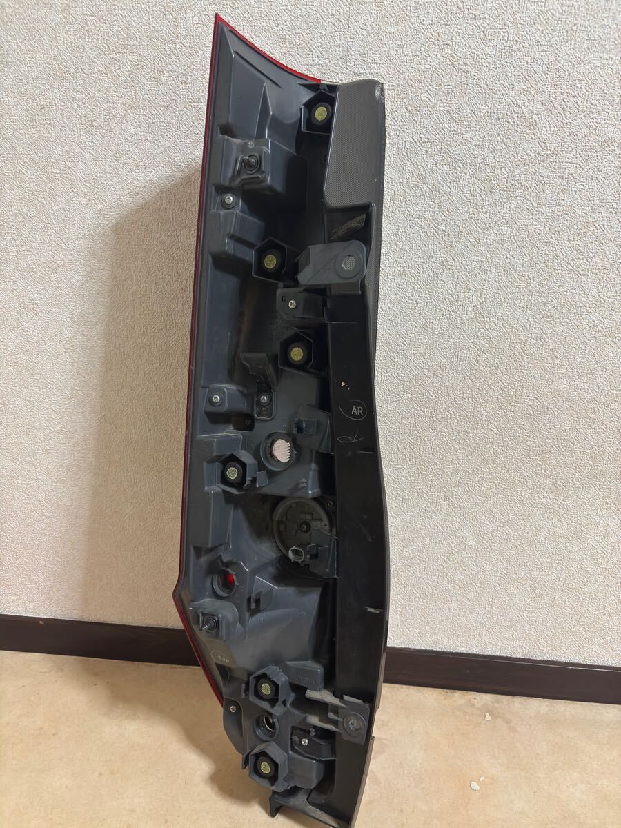 ノア/エスクァイア　ZRR80/ZWR80 テールライト　左　KOITO 28-231　番A018_画像8