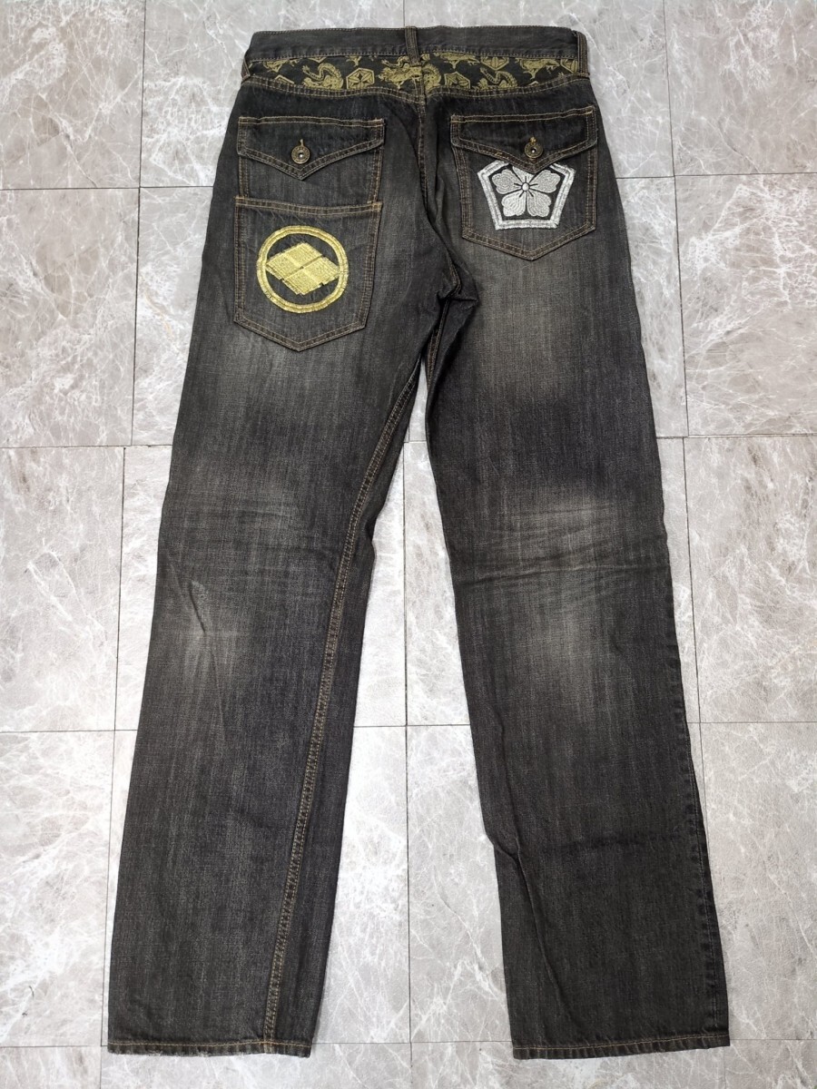 12．Y2K フェード ブラック デニム 月桂樹ボタン 和柄 龍 家紋風 ジーンズ サイズ82 黒系金 シルバー y201_画像1