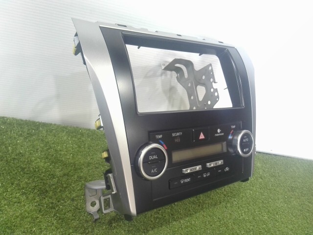 カムリ DAA-AVV50 A/Cスイッチパネル ハイブリッド Gパッケージ 1F7 55900-33D70_画像2