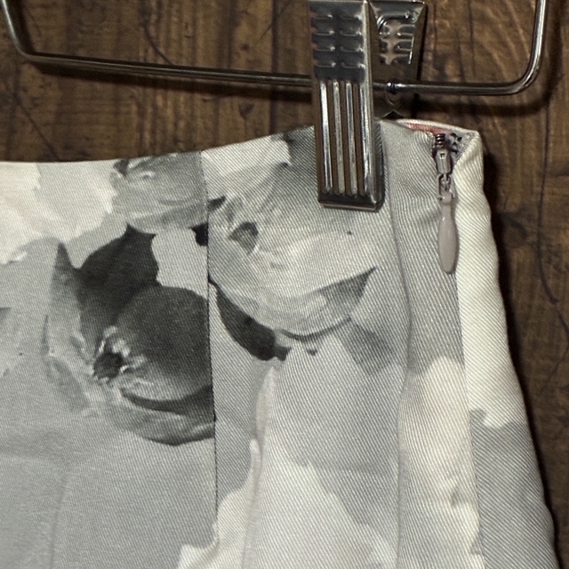 C20◇LE CIEL BLEU | ルシェルブルー 花柄 タイトスカート グレー系×レッド系×ロイヤルブルー レディース 38サイズ 中古品_画像5