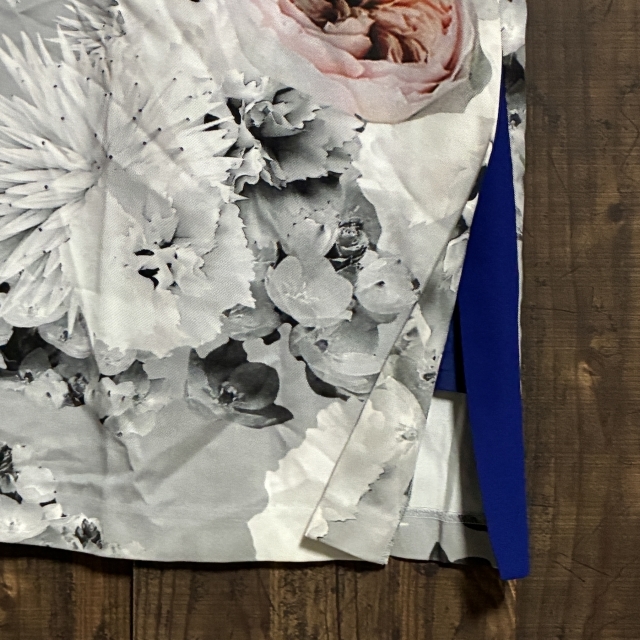 C20◇LE CIEL BLEU | ルシェルブルー 花柄 タイトスカート グレー系×レッド系×ロイヤルブルー レディース 38サイズ 中古品_画像6