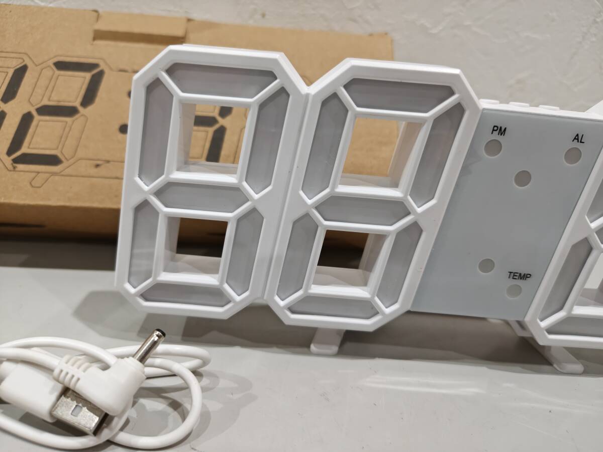 70561★稼働品 綺麗 ホワイト 3Dデジタル目覚まし時(shí)計(jì) 壁 LED