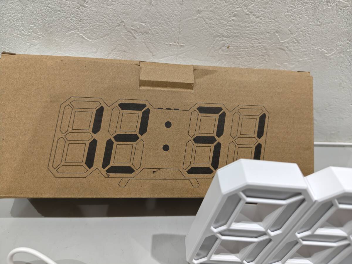70561★稼働品 綺麗 ホワイト 3Dデジタル目覚まし時(shí)計(jì) 壁 LED