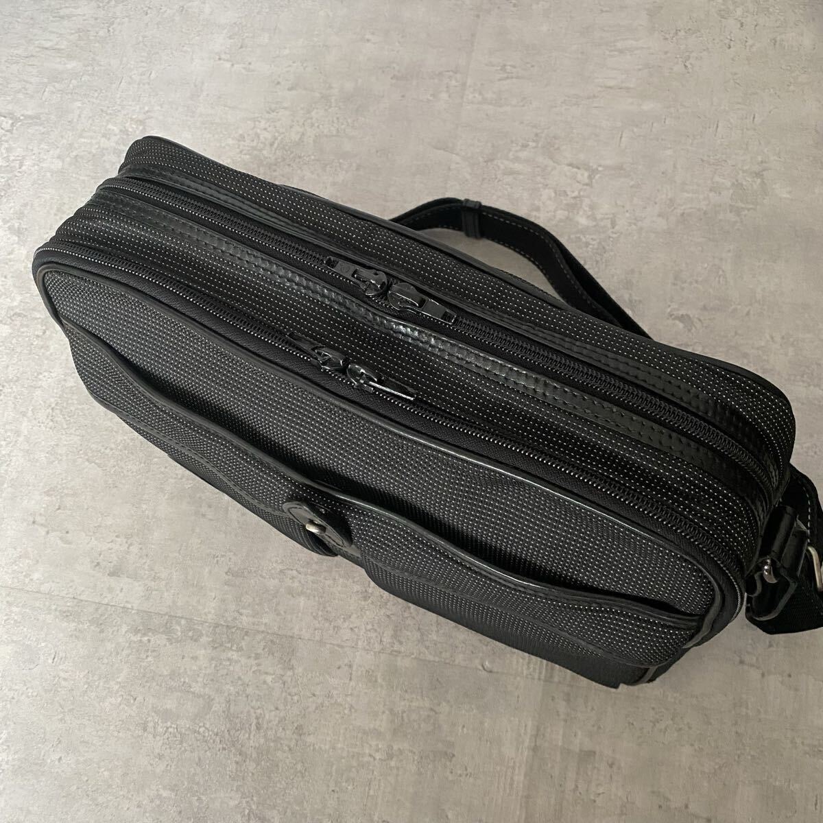 未使用級●HUNTING WORLD ハンティングワールド メンズ メッセンジャーバッグ ショルダー キャンバス レザー ダークグレー 斜め掛け １円