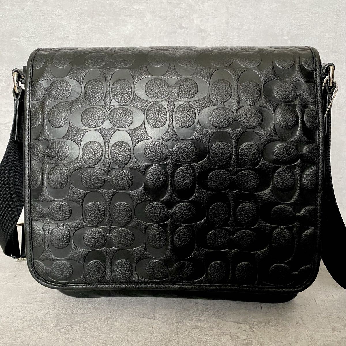 極美品●COACH コーチ ショルダーバッグ メッセンジャーバッグ ビジネス レザー 本革 エンボス デカロゴ 総柄 肩掛け メンズ ブラック 黒_画像2