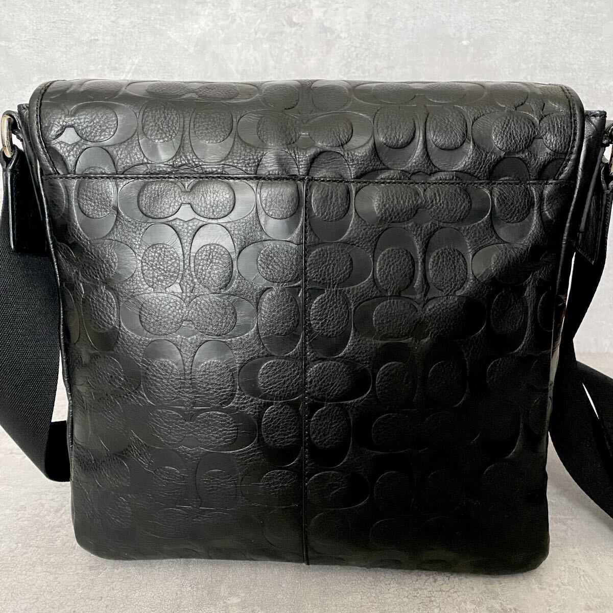 極美品●COACH コーチ ショルダーバッグ メッセンジャーバッグ ビジネス レザー 本革 エンボス デカロゴ 総柄 肩掛け メンズ ブラック 黒_画像3