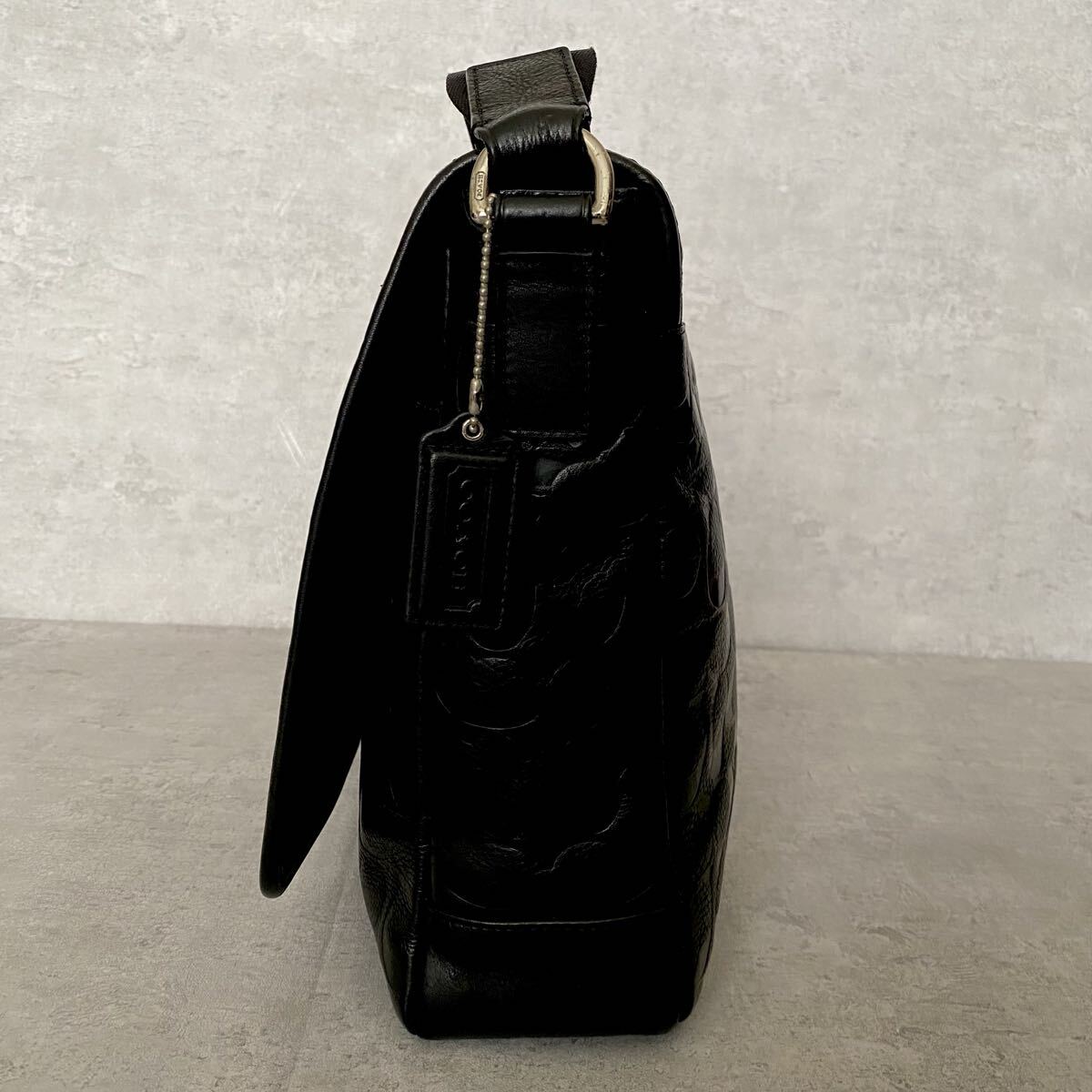 極美品●COACH コーチ ショルダーバッグ メッセンジャーバッグ ビジネス レザー 本革 エンボス デカロゴ 総柄 肩掛け メンズ ブラック 黒_画像4