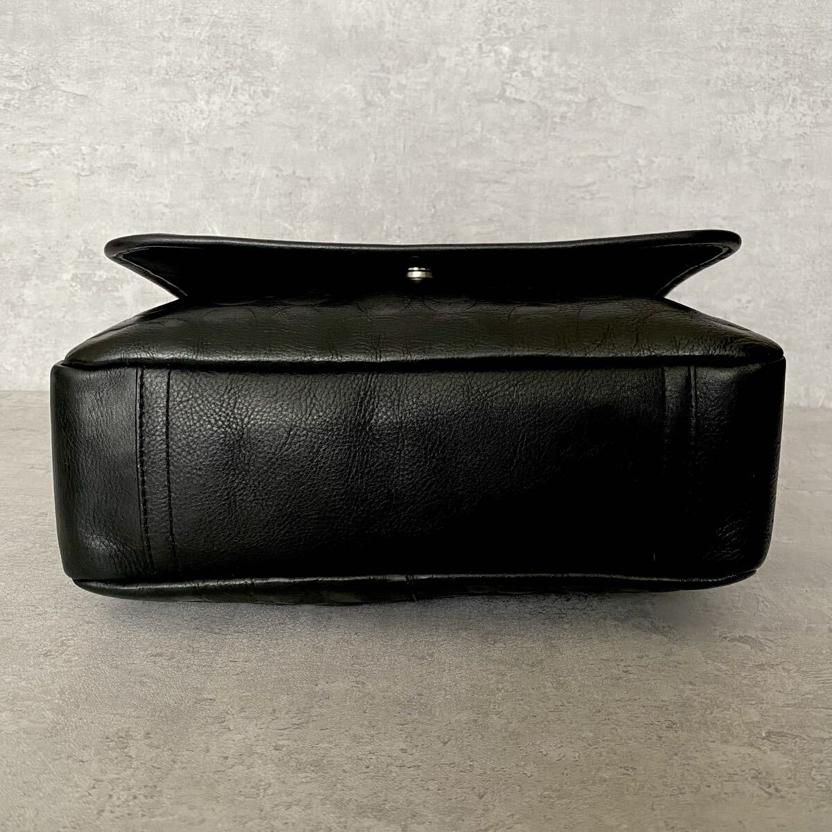 極美品●COACH コーチ ショルダーバッグ メッセンジャーバッグ ビジネス レザー 本革 エンボス デカロゴ 総柄 肩掛け メンズ ブラック 黒_画像6