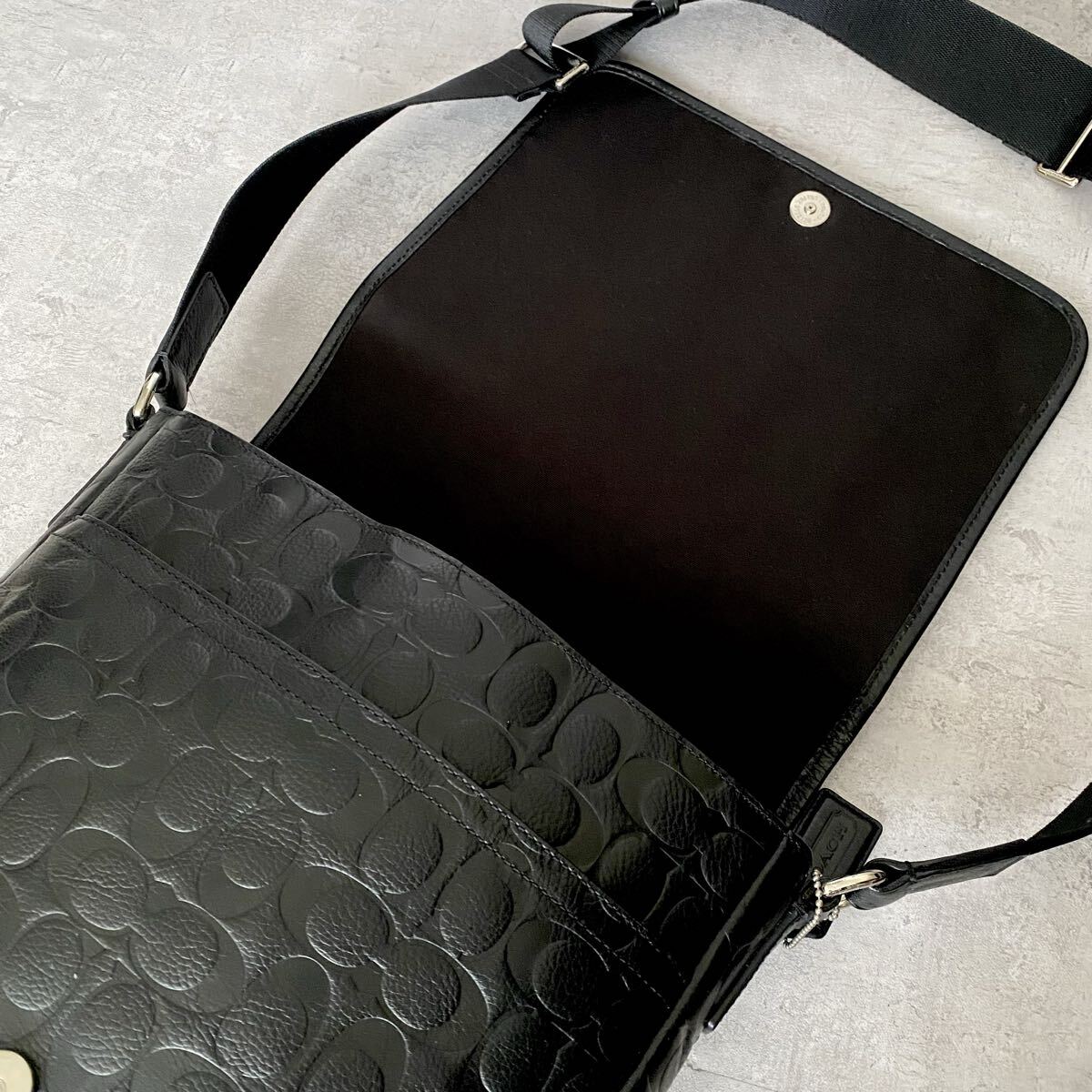極美品●COACH コーチ ショルダーバッグ メッセンジャーバッグ ビジネス レザー 本革 エンボス デカロゴ 総柄 肩掛け メンズ ブラック 黒_画像7