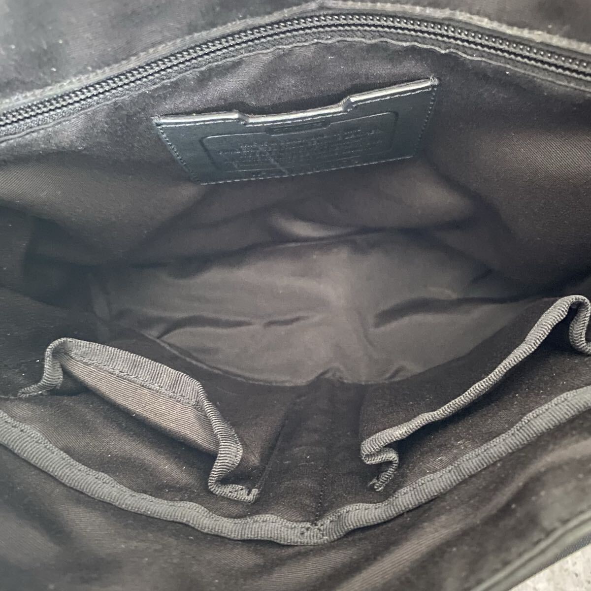 極美品●COACH コーチ ショルダーバッグ メッセンジャーバッグ ビジネス レザー 本革 エンボス デカロゴ 総柄 肩掛け メンズ ブラック 黒_画像9