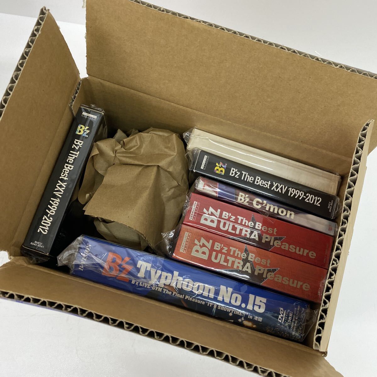 1003　未開封　B'z　ビーズ CD DVD まとめ ベストアルバム ライブDVD Live 稲葉浩志 松本孝弘 C'mon　Typhoon　中古