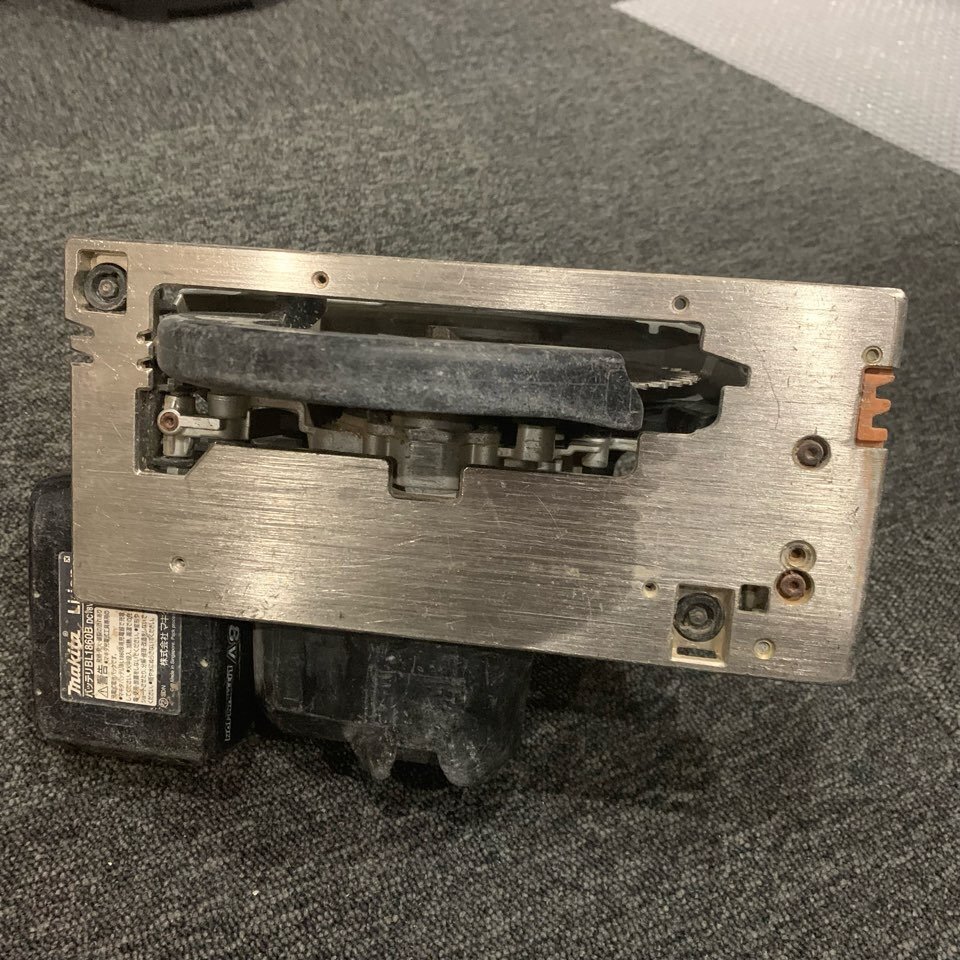 おすすめ！動(dòng)作正常★ マキタ 18V165mm充電式マルノコ HS631D 本體+純正 マキタバッテリ BL1860B 1個(gè)付き