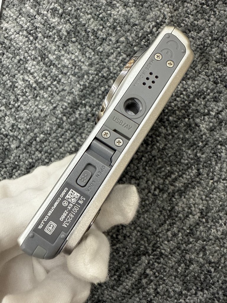 ▽ CASIO EXILIM コンパクトデジタルカメラ EX-Z880 シルバー カシオ エクシリム KB202782