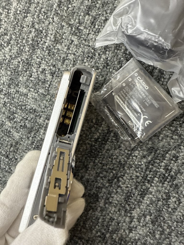 ▽ CASIO EXILIM コンパクトデジタルカメラ EX-Z880 シルバー カシオ エクシリム KB202782