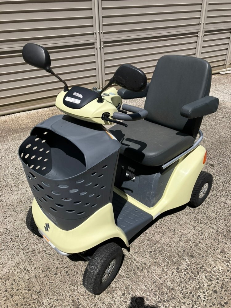 ◇スズキ セニアカー シニアカー 電動車いす ET4D ジャンク 部品取り 外装綺麗 不通 走行未確認 介護 レンタル 修理ベース_画像1