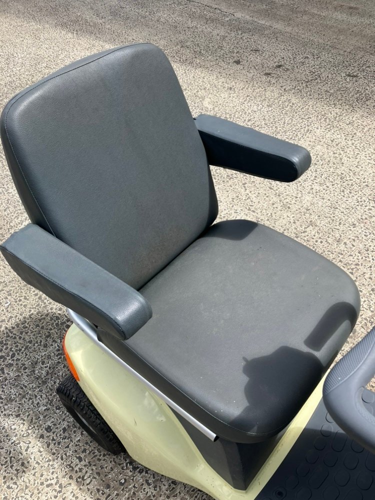 ◇スズキ セニアカー シニアカー 電動車いす ET4D ジャンク 部品取り 外装綺麗 不通 走行未確認 介護 レンタル 修理ベース_画像5