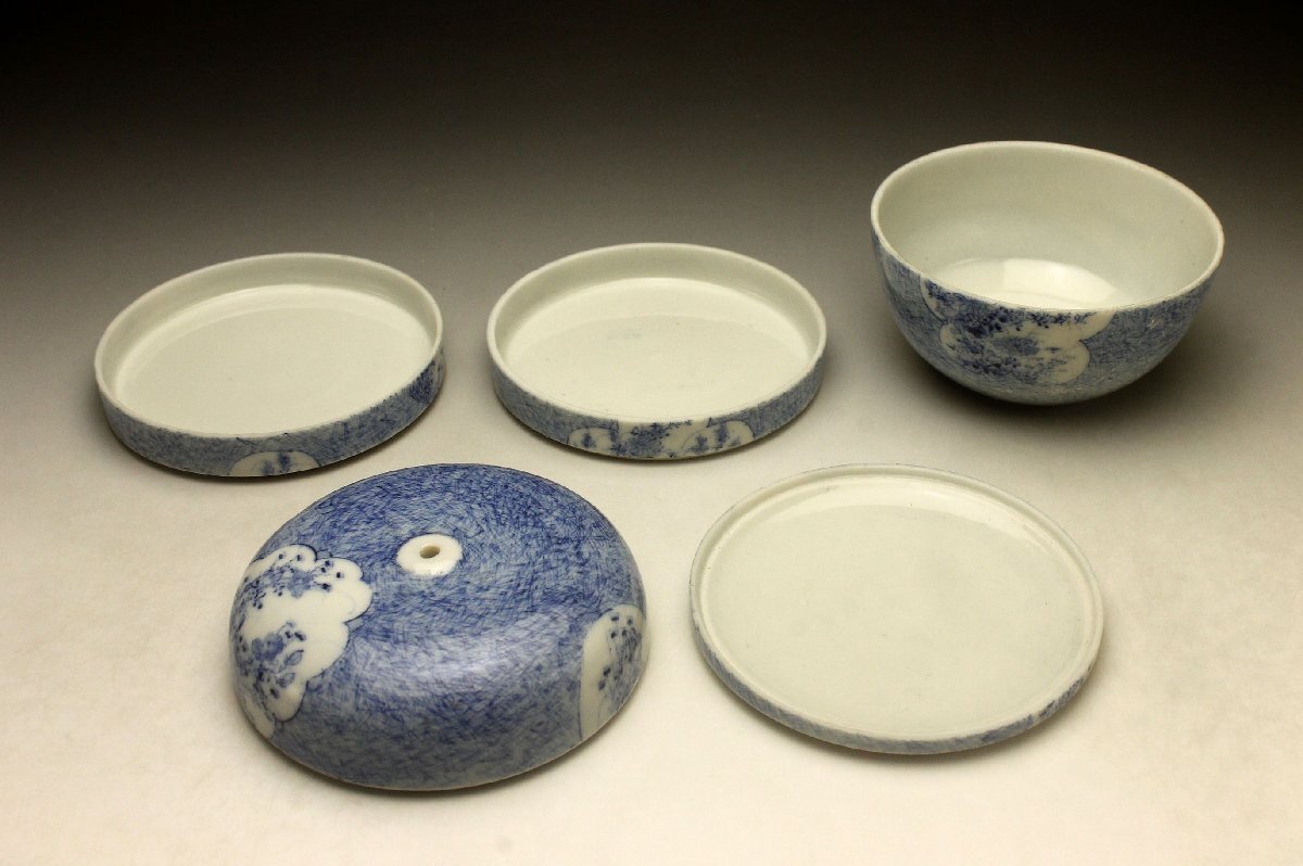 [ более .] Meiji 10 7 год чёрный рисовое поле .. производства Seto -слойный маленький .. белый фарфор с синим рисунком окно . документ . уровень многоярусный контейнер бутылочка для сакэ есть * дерево в коробке < включение в покупку возможно >