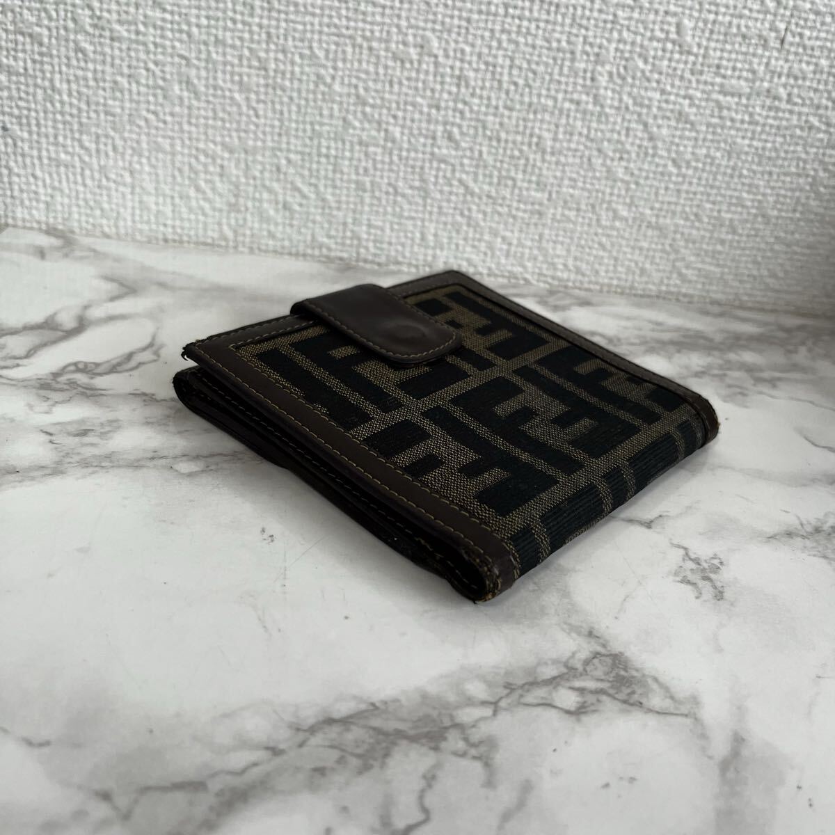 FENDI フェンディ ズッカ柄×レザー Wホック 二つ折り財(cái)布 コンパクトウォレット ミニ財(cái)布
