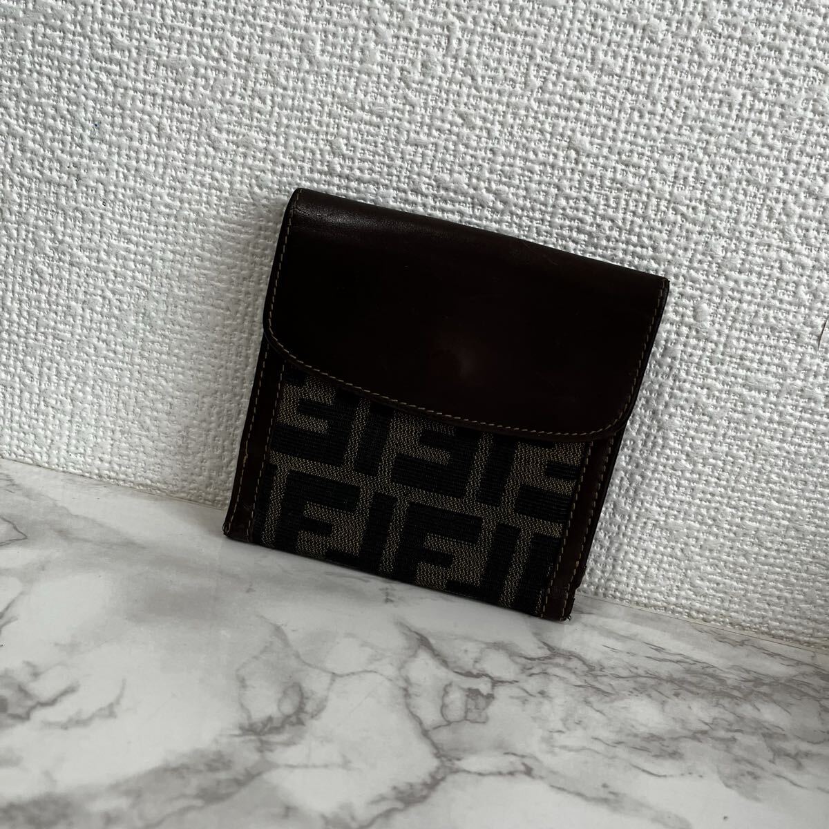 FENDI フェンディ ズッカ柄×レザー Wホック 二つ折り財(cái)布 コンパクトウォレット ミニ財(cái)布