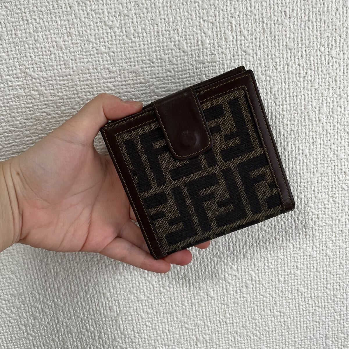 FENDI フェンディ ズッカ柄×レザー Wホック 二つ折り財(cái)布 コンパクトウォレット ミニ財(cái)布
