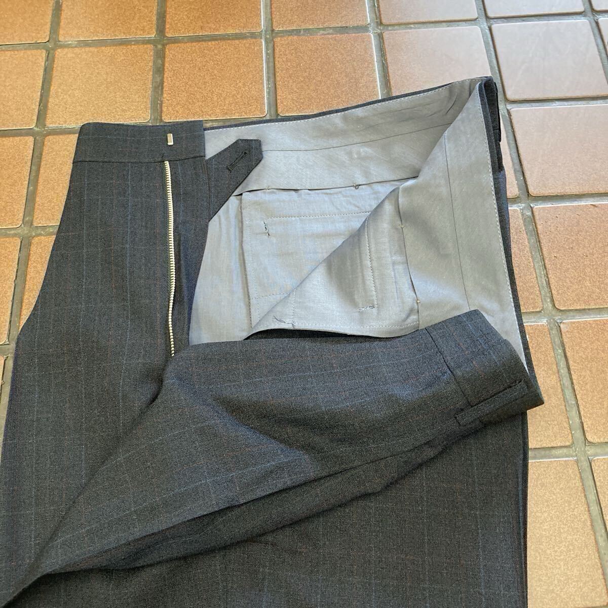 《新品》夏物 ビジネス カジュアル ゴルフ スラックス サイズ 88cm 2タック 日本製 ポリエステル 100% 濃紺色 格子柄(エンジ&ブルー)_画像4