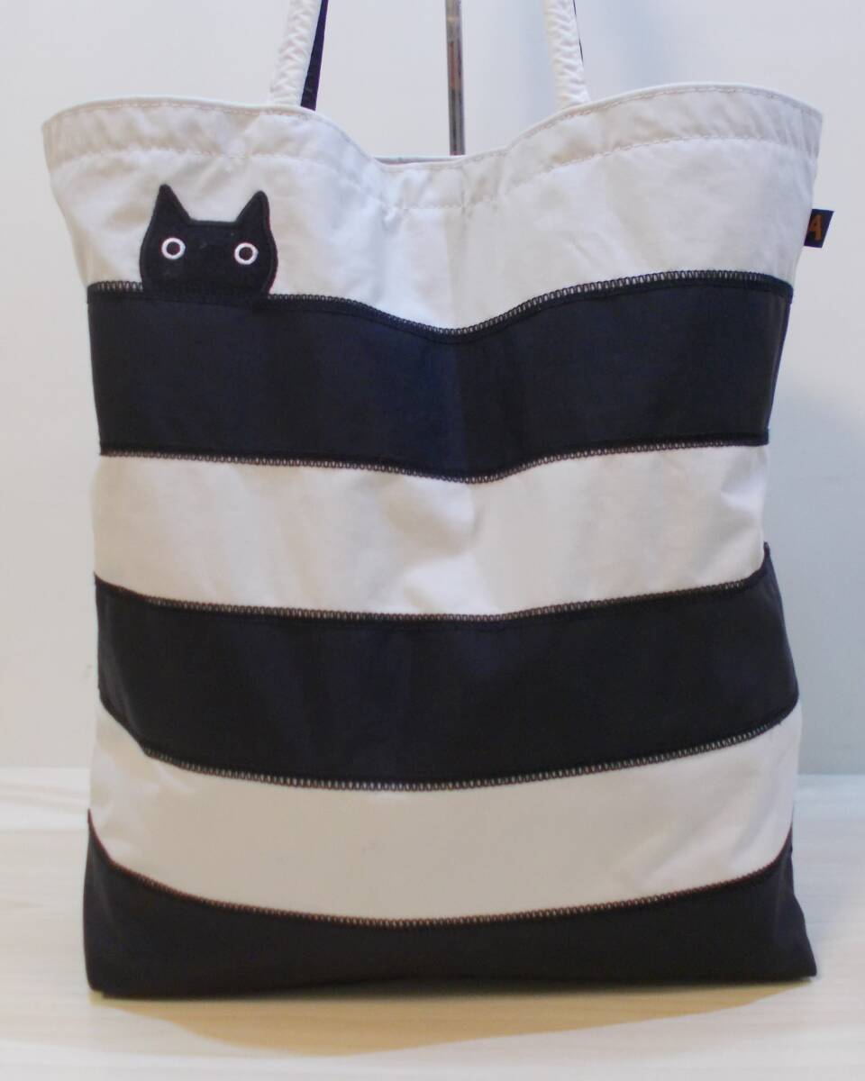 ★送料無料★ ATSUKO MATANO/マタノアツコ ボーダー猫 ショルダーバッグ ブラック ナイロン　縦:約35cm 横:約28cm マチ:約12cm_画像2