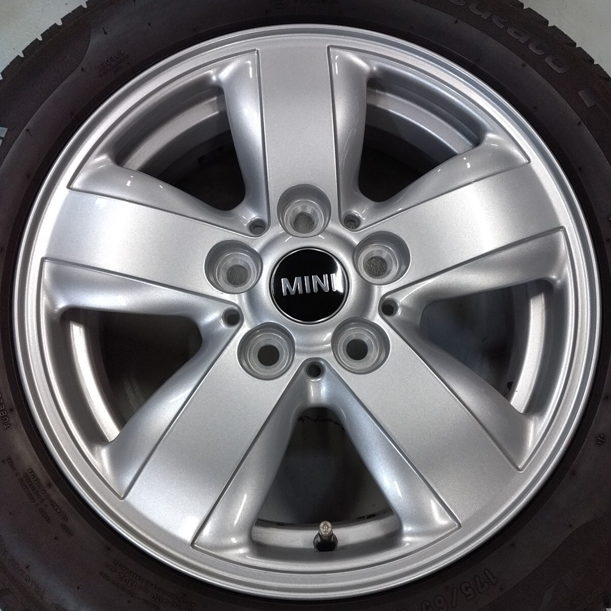 タイヤ交換に★MINI 5穴車 F55 F56 ミニ クーパー 純正 ヘリ・スポーク492 中古サマータイヤ付★ワン クーパーD 軽量_画像7