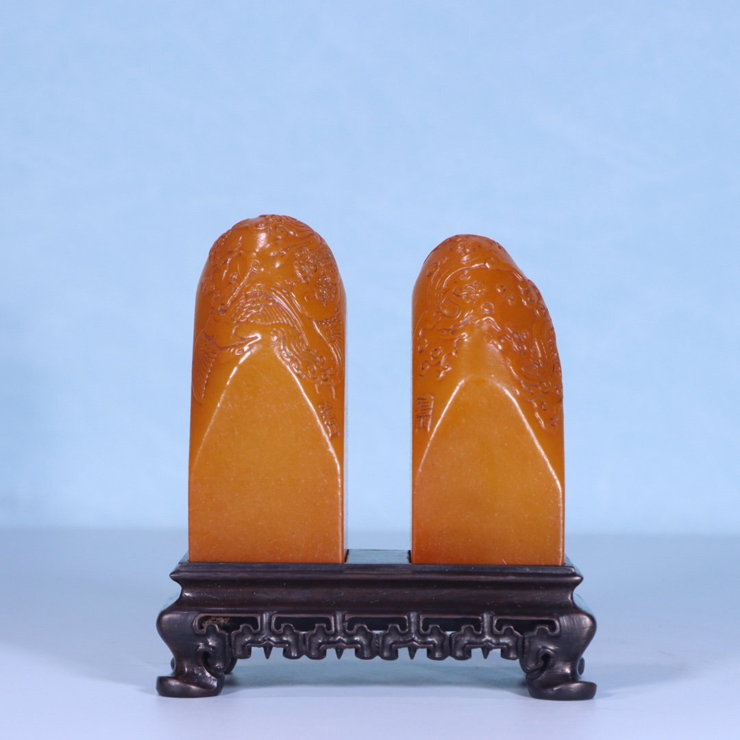 【安】清時代 滄門銘 壽山田黃石彫 龍鳳紋印章一対 印鑑 臺座付き 共箱 極細(xì)工 古置物 古擺件 中國古美術(shù) 時代物 339