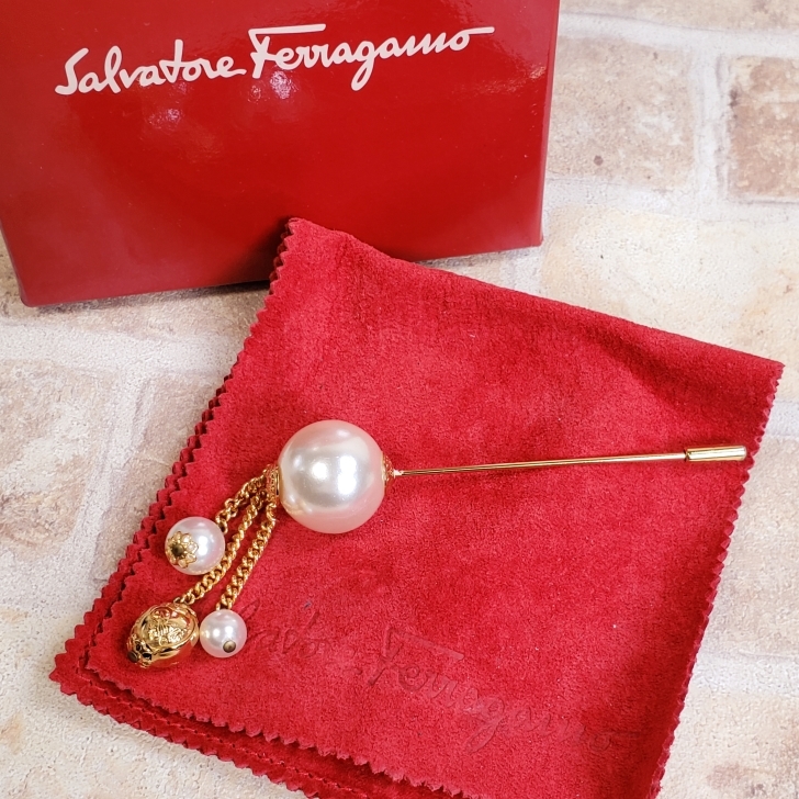  Salvatore Ferragamo жемчуг булавка брошь оттенок золота брошь Salvatore Ferragamo
