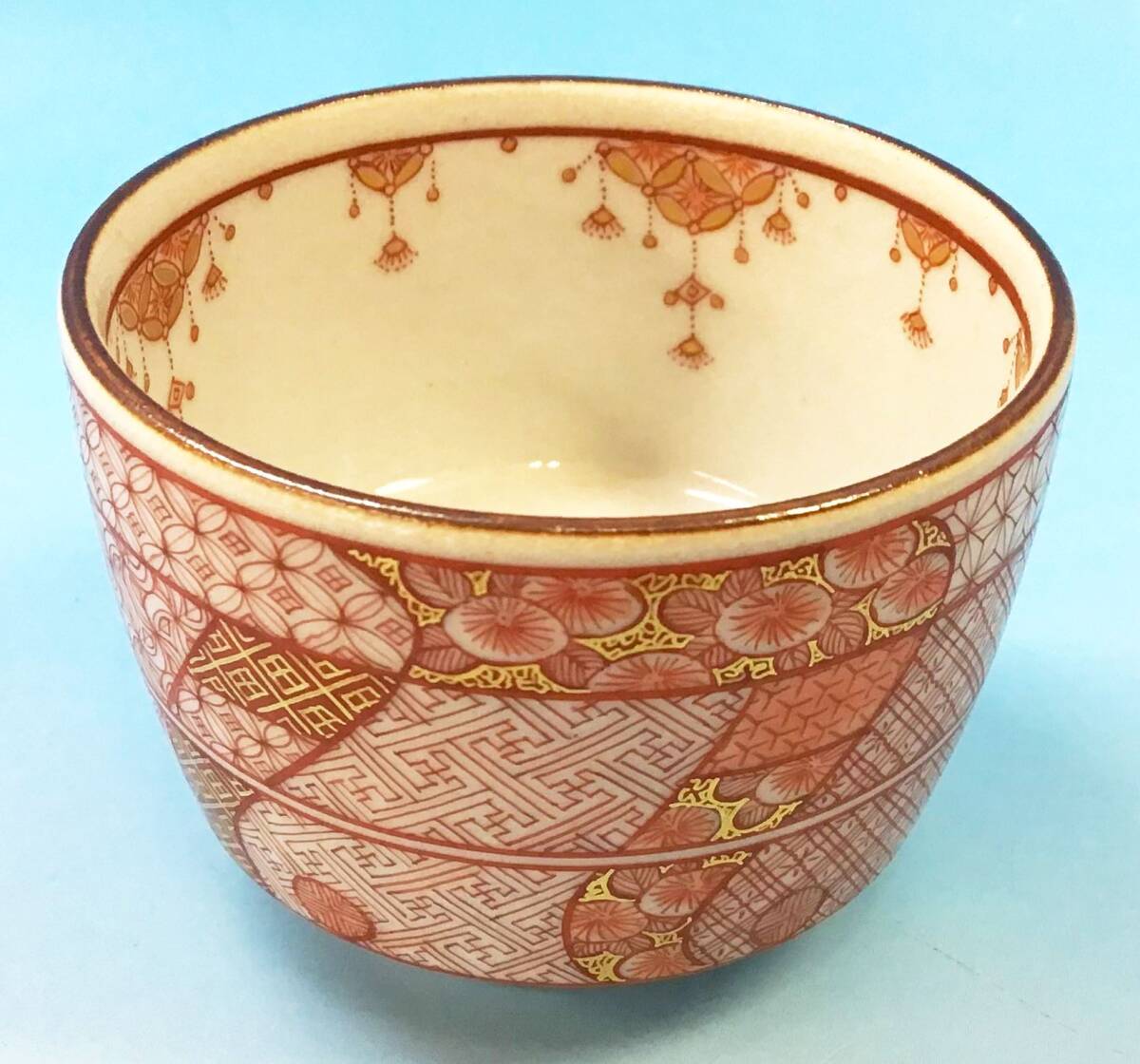 九谷焼 福島武山 赤絵 赤細描小紋 盃 酒盃 共箱 共布 陶歴 酒器 ぐい呑 伝統工芸 陶磁器 陶器 骨董 和食器 コレクション 九谷佐野窯_画像2