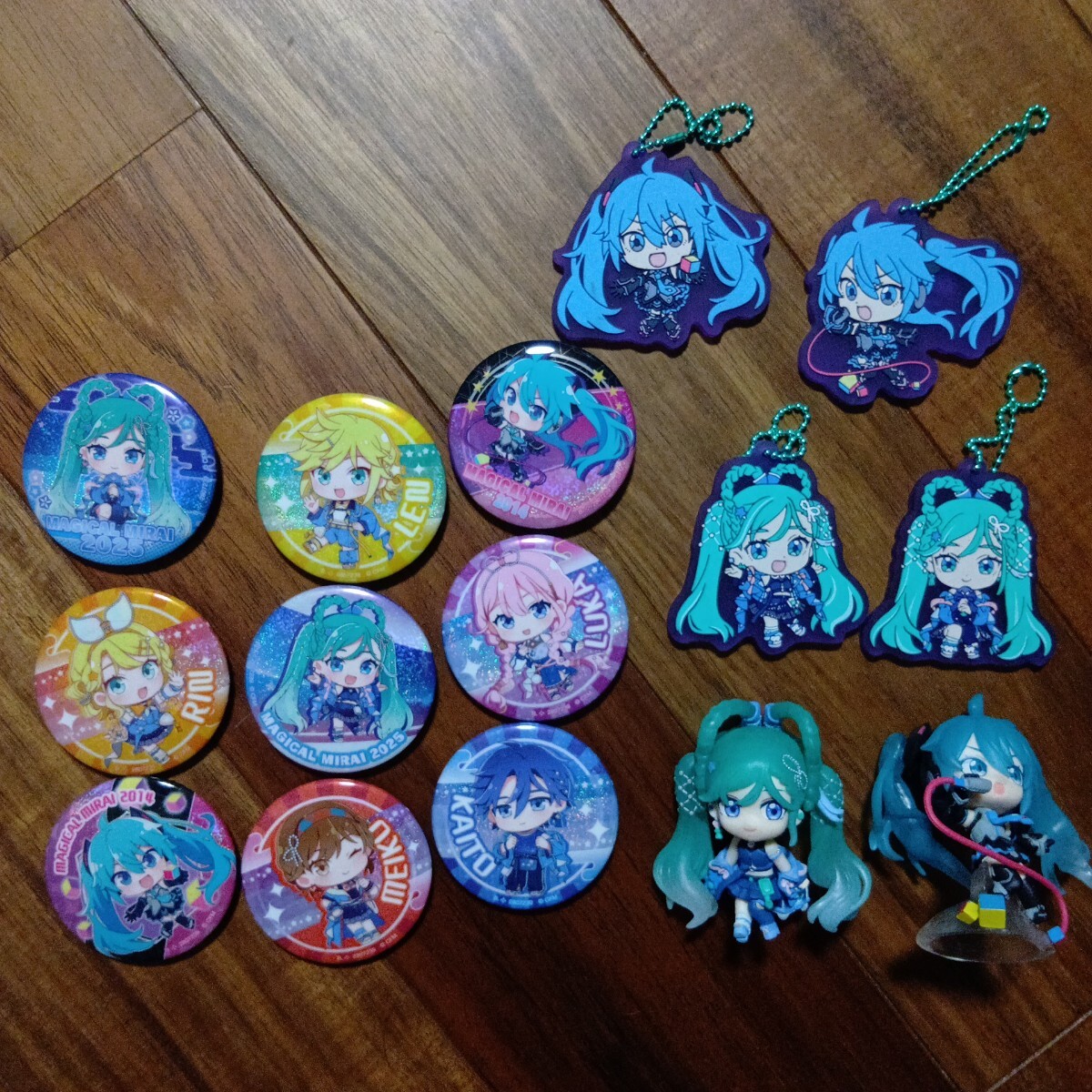 ガシャポン ジャンク品 初音ミク あそーと マジカルミライ2025 コンプリート 全15種セット フィギュアのマイクがうまくハマらないです