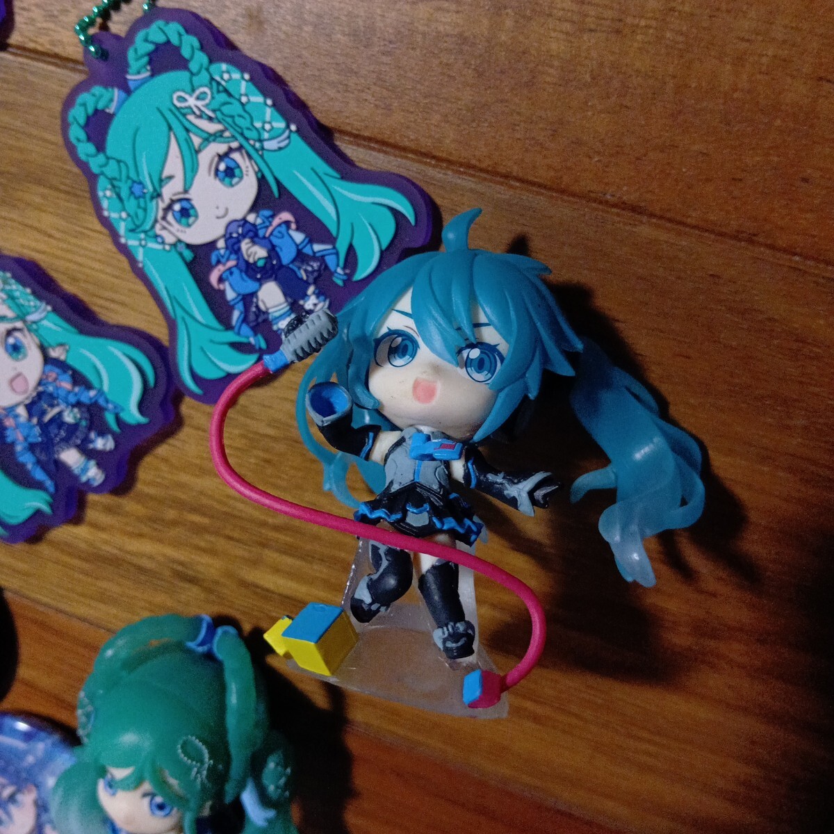 ガシャポン ジャンク品 初音ミク あそーと マジカルミライ2025 コンプリート 全15種セット フィギュアのマイクがうまくハマらないです