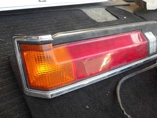 Ｂ】トヨタ純正 テールランプ テールライト 左右セット コイト KOITO 220-73292 ナンバー枠 リアガーニッシュ付 GX51 クレスタ 旧車 当時物_画像2