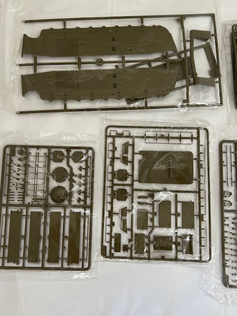 【丸-1880】(TK) AFVCLUB U.S.MARINE LVTP5A1 NAM 水陸両用装甲兵員輸送車 1/35スケール プラモデル 一部組立済み 現状品/(S)_画像3