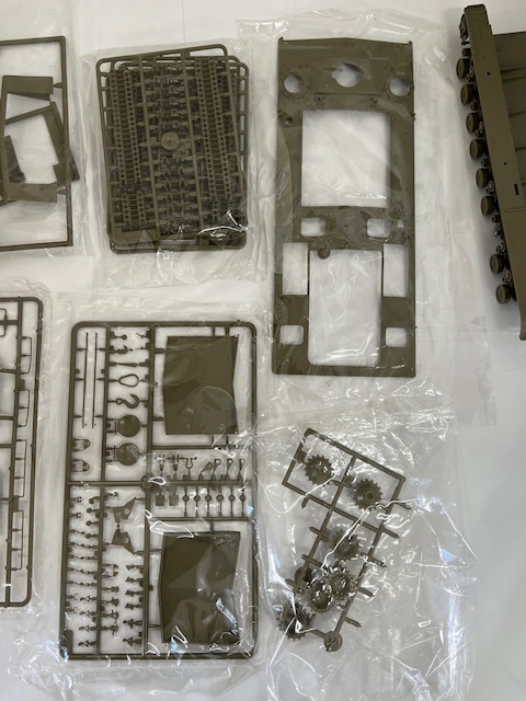 【丸-1880】(TK) AFVCLUB U.S.MARINE LVTP5A1 NAM 水陸両用装甲兵員輸送車 1/35スケール プラモデル 一部組立済み 現状品/(S)_画像4