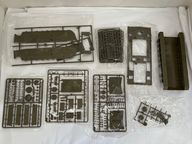 【丸-1880】(TK) AFVCLUB U.S.MARINE LVTP5A1 NAM 水陸両用装甲兵員輸送車 1/35スケール プラモデル 一部組立済み 現状品/(S)_画像2