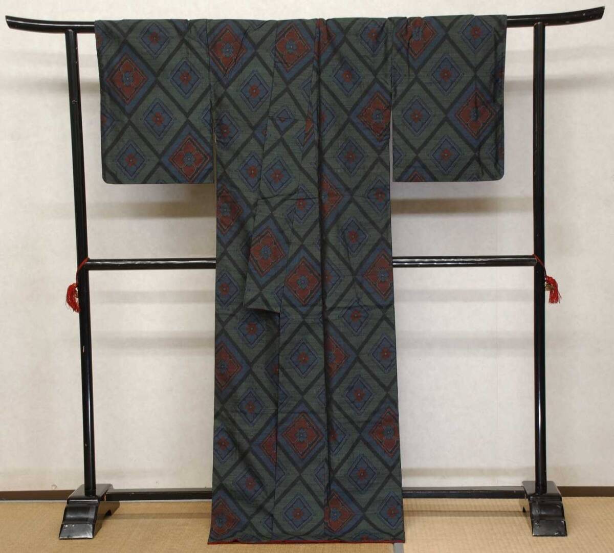 ☆大島紬☆袷 黒地/緑/青/赤 菱文様 裄65cm 正絹☆キレイ_画像3