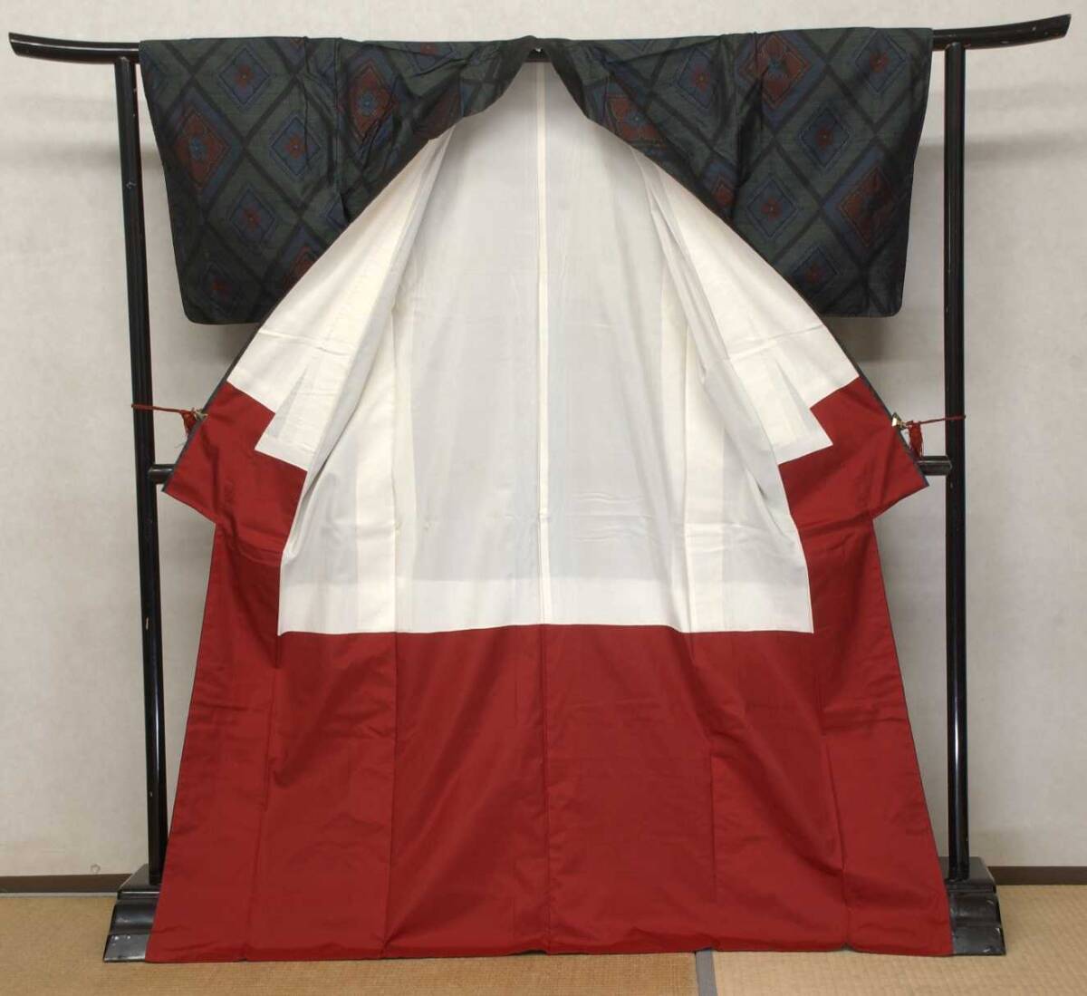 ☆大島紬☆袷 黒地/緑/青/赤 菱文様 裄65cm 正絹☆キレイ_画像2