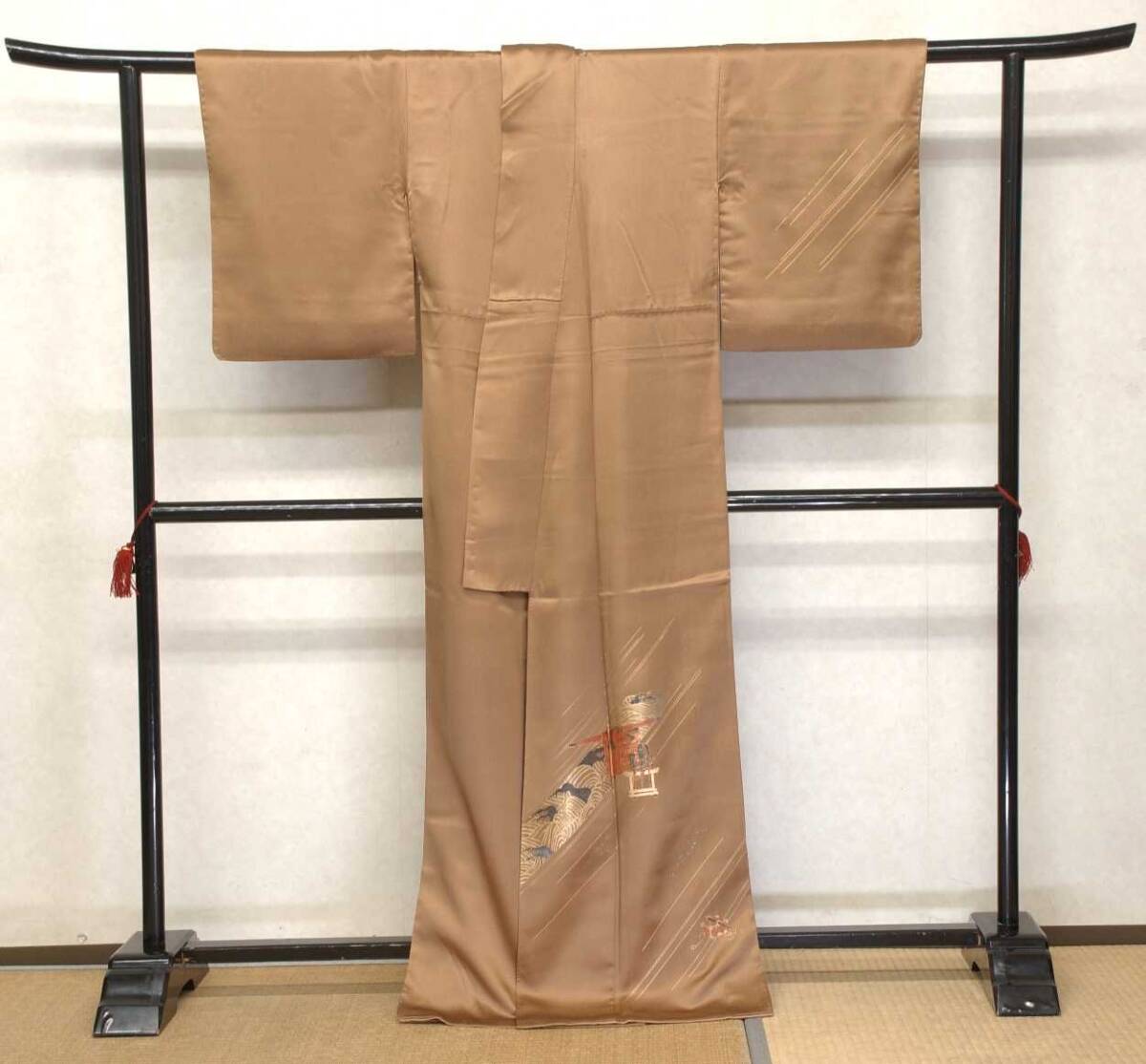 ☆付下げ☆一つ紋 袷 土色地 金彩 荒波に大名駕籠 裄64cm 正絹☆ _画像3