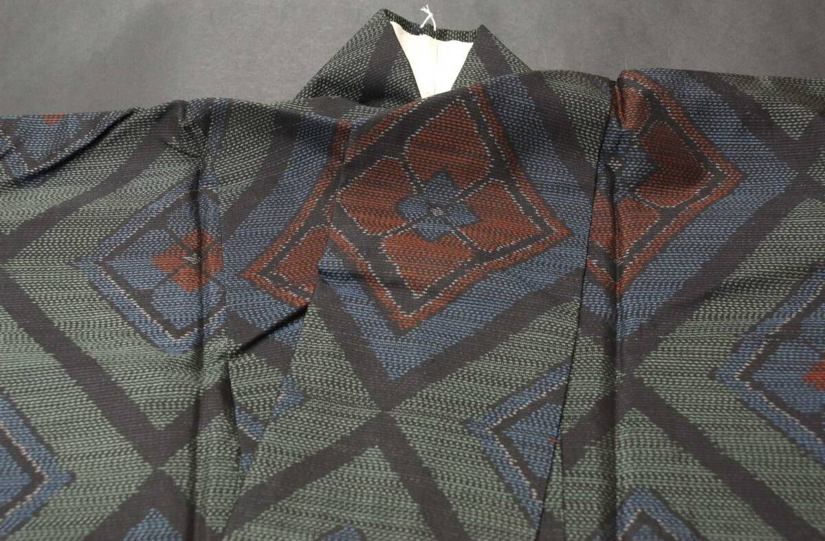 ☆大島紬☆袷 黒地/緑/青/赤 菱文様 裄65cm 正絹☆キレイ_画像4