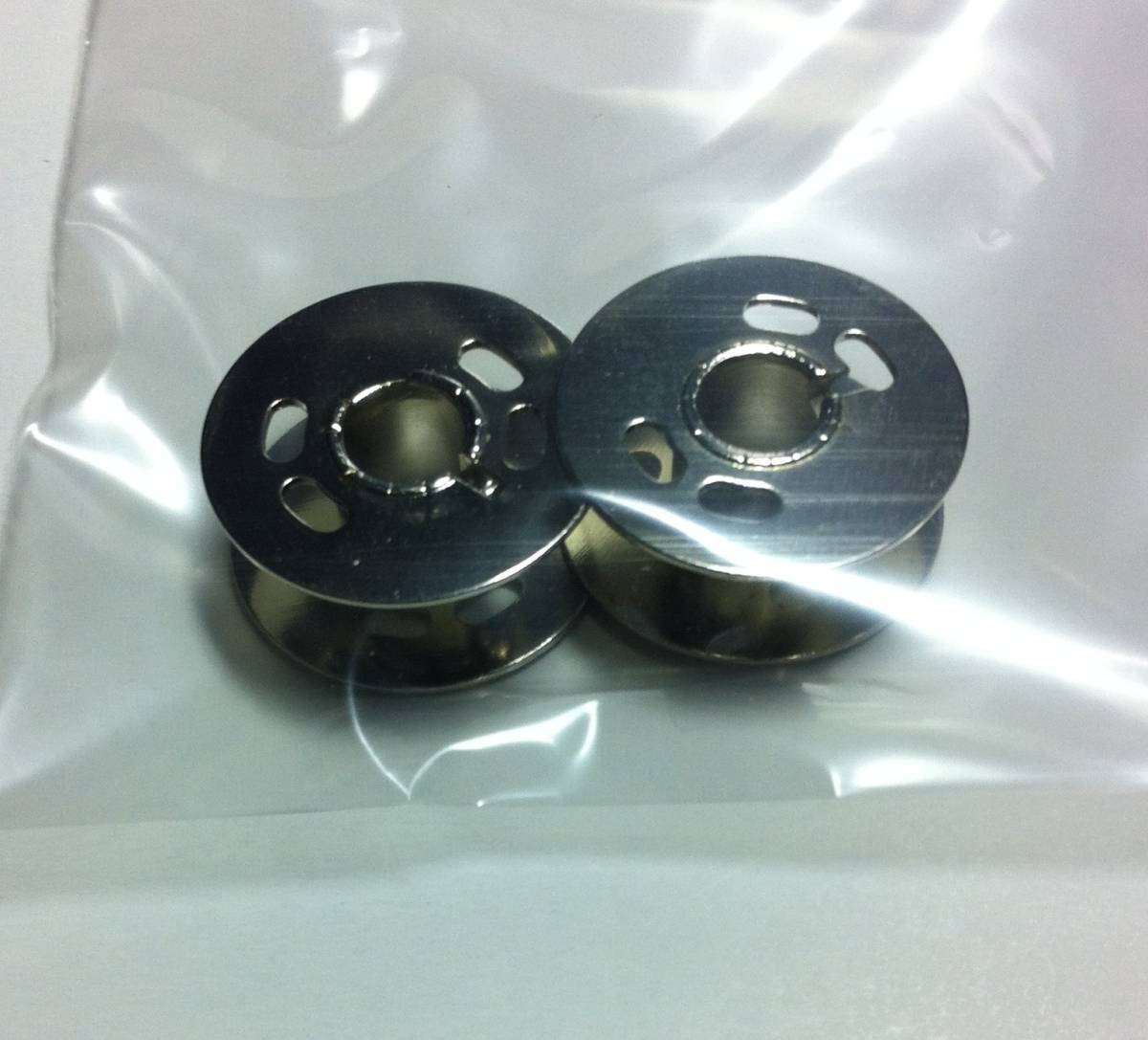 _ジューキ　JUKI 用 下糸ボビン 2個セット (φ21mm x9 mm 内径φ6mm 下糸切れ検知付き用 HZL 9800 9900 1000 7800 AT2800 3800 対応穴付き)_画像1
