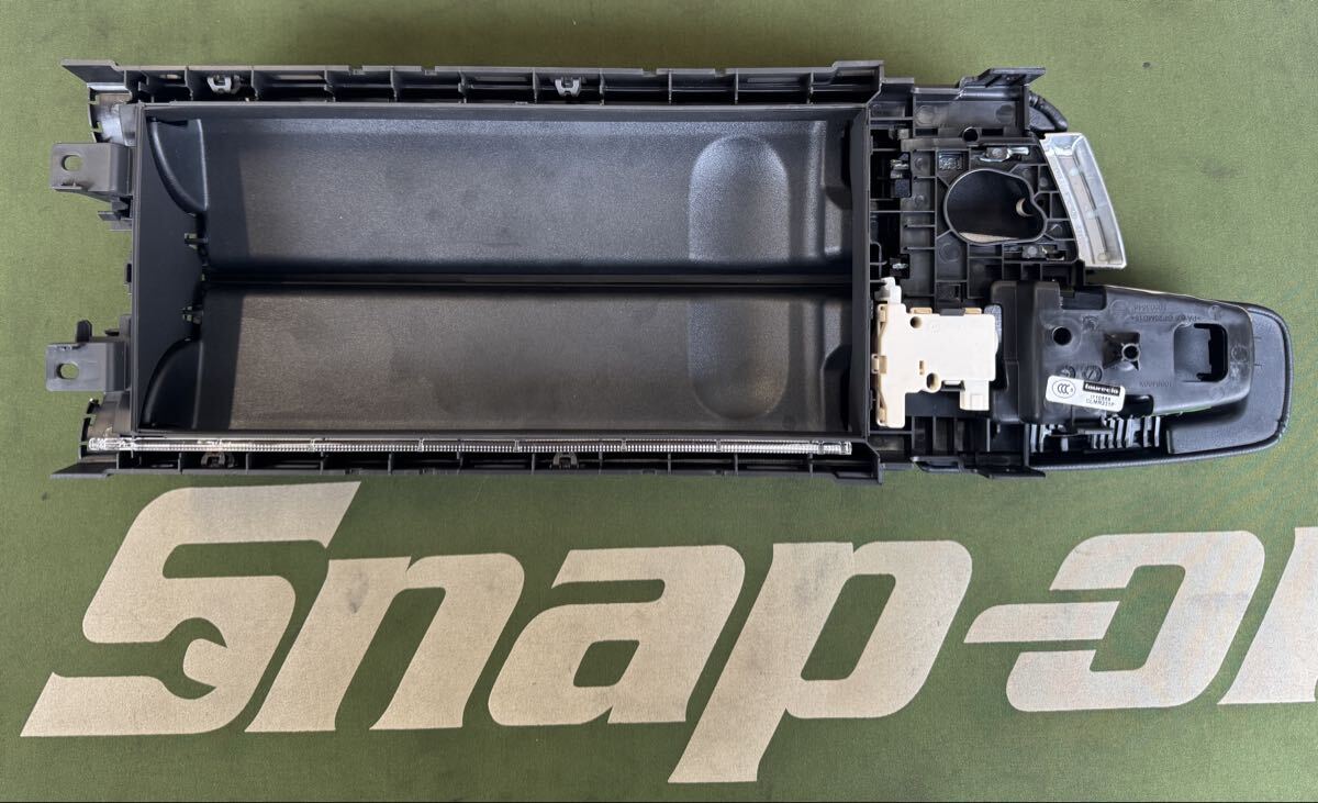 【純正・未使用品】Mercedes Benz R231 SL センターコンソール アームレスト A2316800539 ベンツ SL350 _画像3