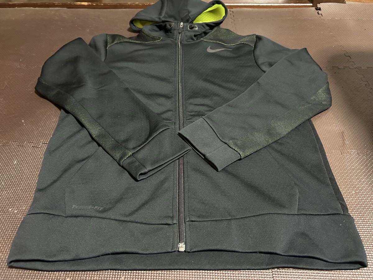 新品同様NIKE THERMA-FIT黒柄入り、蛍光色メッシュ柄ロゴ黒ストレッチパーカー　サイズL_画像1